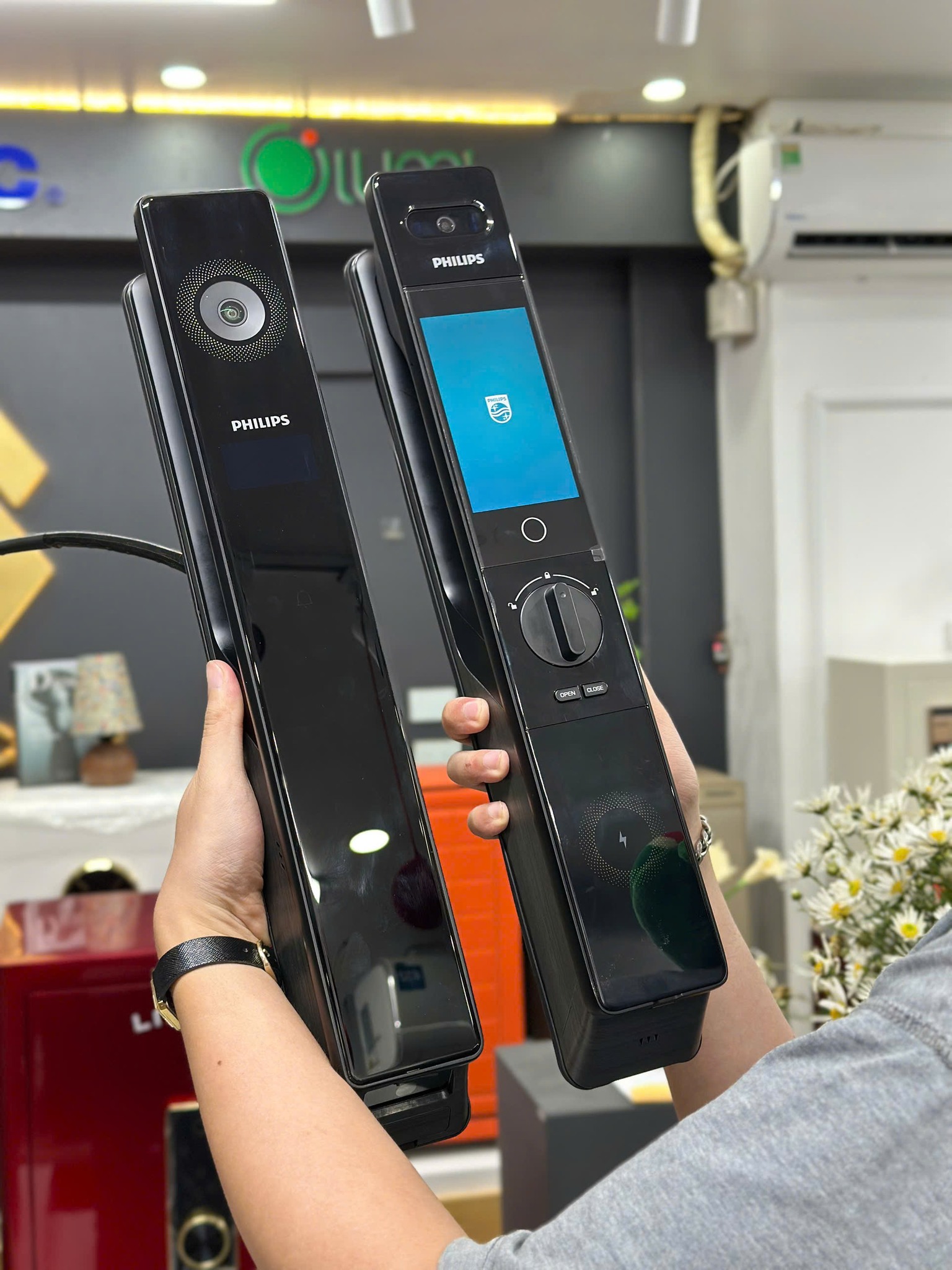 khóa vân tay Philips DDL902-MVP lthực tế